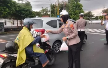 Sat lantas polresta banyumas edukasi pengendara soal keselamatan sambil bagikan