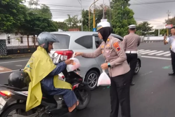 Sat lantas polresta banyumas edukasi pengendara soal keselamatan sambil bagikan