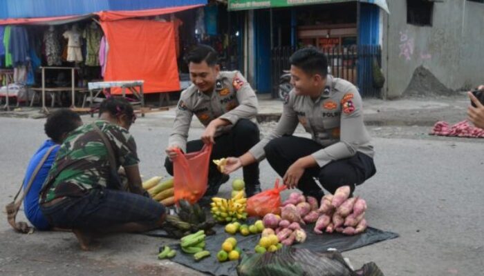 Satgas Humas Damai Cartenz 2025 Dukung Pedagang Lokal di Timika dengan Pendekatan Humanis