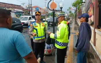 Satlantas polres batang berbagi takjil untuk pengendara, bukan operasi tilang!