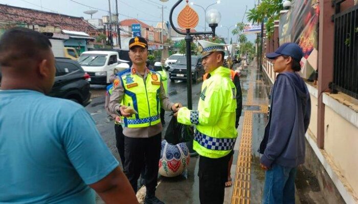 Satlantas Polres Batang Bagikan Takjil, Pengendara Senang Bukan Kena Tilang