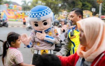 Satlantas polres batang gelar aksi berbagi takjil