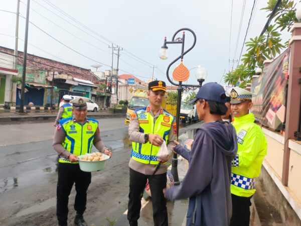 Satlantas polres batang gelar aksi berbagi takjil, warga sempat kira