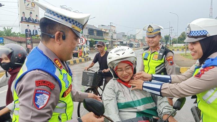 Satlantas polres pekalongan berbagi minyak goreng dan takjil kepada masyarakat