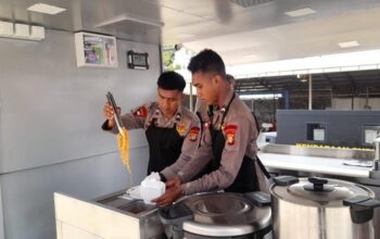 Sigap bantu warga, brimob polda metro sediakan dapur umum dan