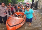 Sigap bantu warga, polisi evakuasi lansia korban banjir di cengkareng