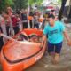 Sigap bantu warga, polisi evakuasi lansia korban banjir di cengkareng