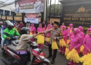 Sinergi Bhayangkari dan Ojol, Ratusan Takjil Dibagikan di Malang Kota