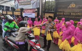 Sinergi bhayangkari dan ojol, ratusan takjil dibagikan di malang kota