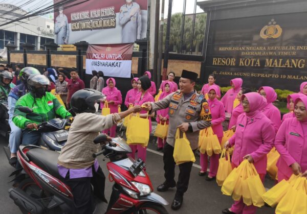 Sinergi bhayangkari dan ojol, ratusan takjil dibagikan di malang kota