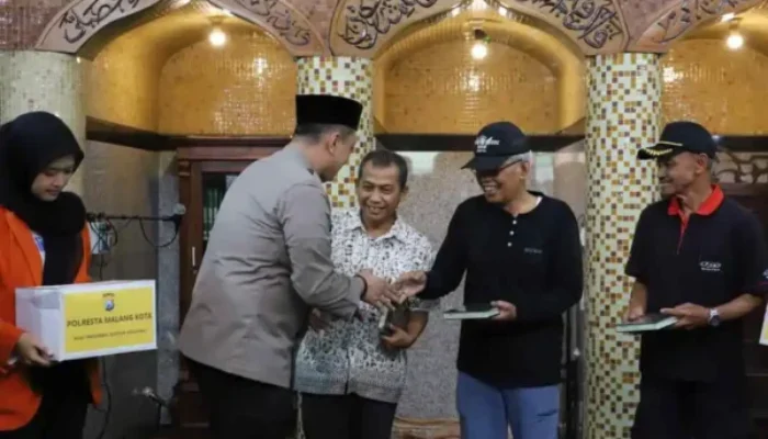 Polresta Malang Kota dan Mahasiswa Gelar Baksos, Bersihkan Masjid dan Sumbang Mushaf