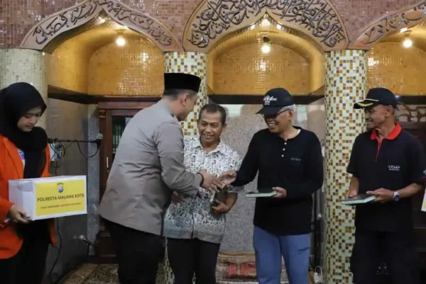 Sinergi Polresta Malang Kota Dan Mahasiswa: Baksos Bersihkan Masjid Dan