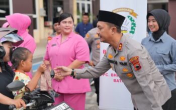 Sinergi polri dan media : bagikan takjil dan buka bersama