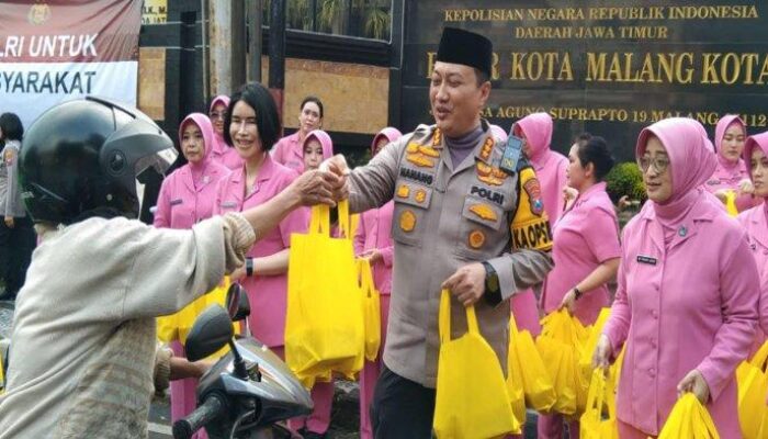 Polresta Malang Kota dan Mahasiswa Berbagi Takjil untuk Pengguna Jalan