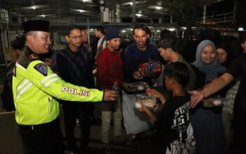 Sinergi dengan mahasiswa, kapolresta malang kota bagikan sahur gratis