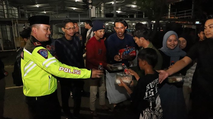 Sinergi dengan mahasiswa, kapolresta malang kota bagikan sahur gratis