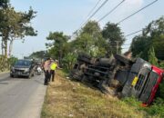 Sopir hilang kendali, truk bermuatan susu terguling di pulorejo