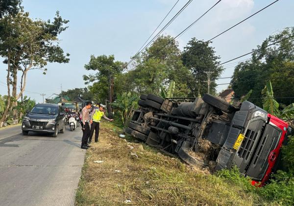 Sopir hilang kendali, truk bermuatan susu terguling di pulorejo