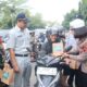 Taat aturan, pengendara di depan mapolres purbalingga diganjar takjil gratis