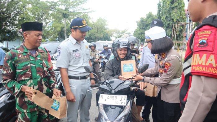 Taat aturan, pengendara di depan mapolres purbalingga diganjar takjil gratis