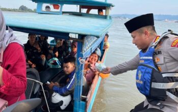 Takjil untuk warga perairan, kapolresta cilacap turun langsung dengan kapal