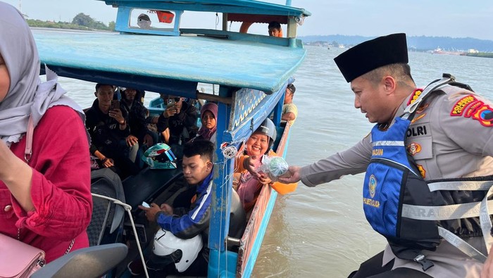 Takjil untuk warga perairan, kapolresta cilacap turun langsung dengan kapal