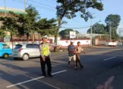 Terima kasih pak polisi! siswa sd bener dibantu seberangi jalan