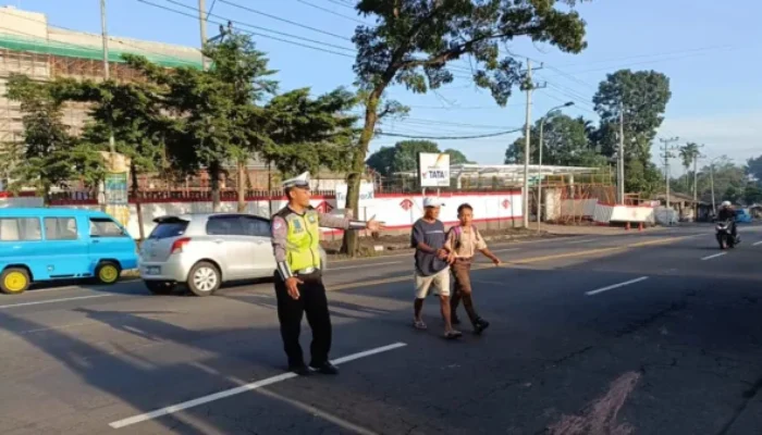 Polisi Bantu Seberangkan Jalan, Siswa SD Bener Ucapkan Terima Kasih