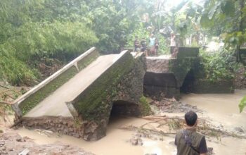 Terjangan banjir di boyolali, jembatan putus dan sejumlah rumah roboh