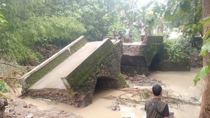 Terjangan banjir di boyolali, jembatan putus dan sejumlah rumah roboh