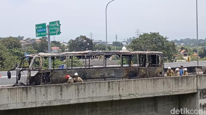 Tol krapyak semarang geger, bus po haryanto terbakar hebat