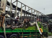 Truk tronton di batang terbakar hebat usai tabrak kendaraan parkir