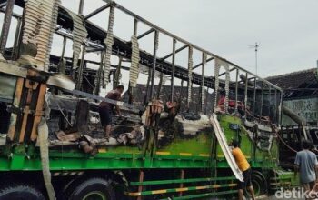 Truk tronton di batang terbakar hebat usai tabrak kendaraan parkir