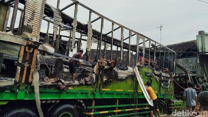 Truk tronton di batang terbakar hebat usai tabrak kendaraan parkir