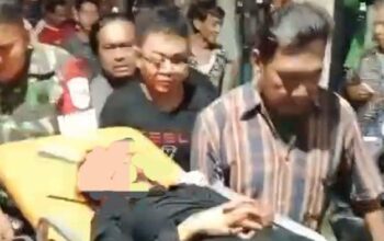 Wanita di tegal ditikam, pisau masih menancap saat dievakuasi warga