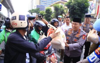 Warga antusias saat kapolri langsung bagikan takjil di bulan ramadan