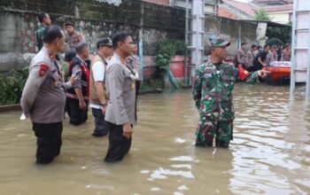 Warga terdampak banjir di bekasi dan depok terima bantuan dan