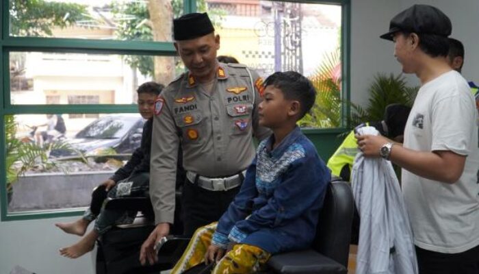 Peduli Sesama, Polres Temanggung Gratiskan Potong Rambut bagi Anak Yatim