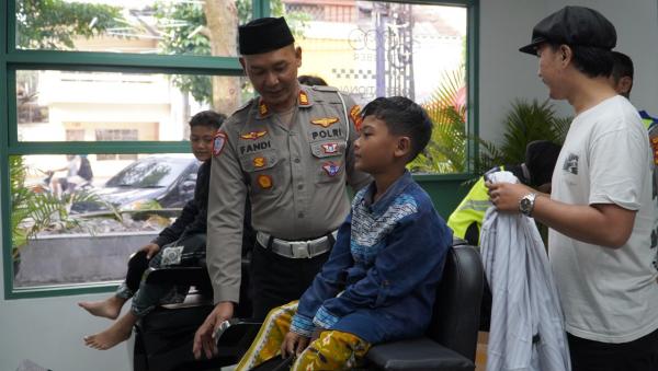 Wujud kepedulian, polres temanggung sediakan potong rambut gratis untuk anak