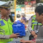 Polres Pekalongan Berikan Sembako kepada Pengendara Tertib Berlalu Lintas