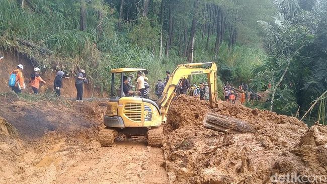 Pencarian Korban Longsor di Pekalongan, 9 Orang Masih Hilang, Anjing