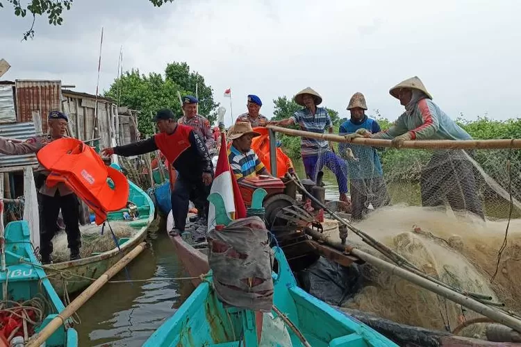 Menghadapi Gelombang Tinggi, Nelayan Kecil Dapat Jaket Pelampung dari Satpolairud